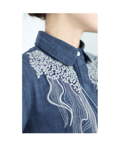 Sawa a la mode(サワアラモード)/レディース 大人 上品 流れる刺繍のコットンシャツチュニック/img01
