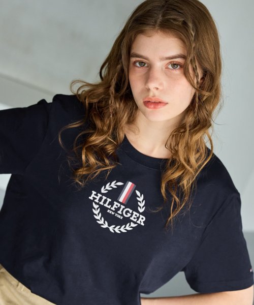 TOMMY HILFIGER(トミーヒルフィガー)/【オンライン限定】HILFIGERリースTシャツ/img04