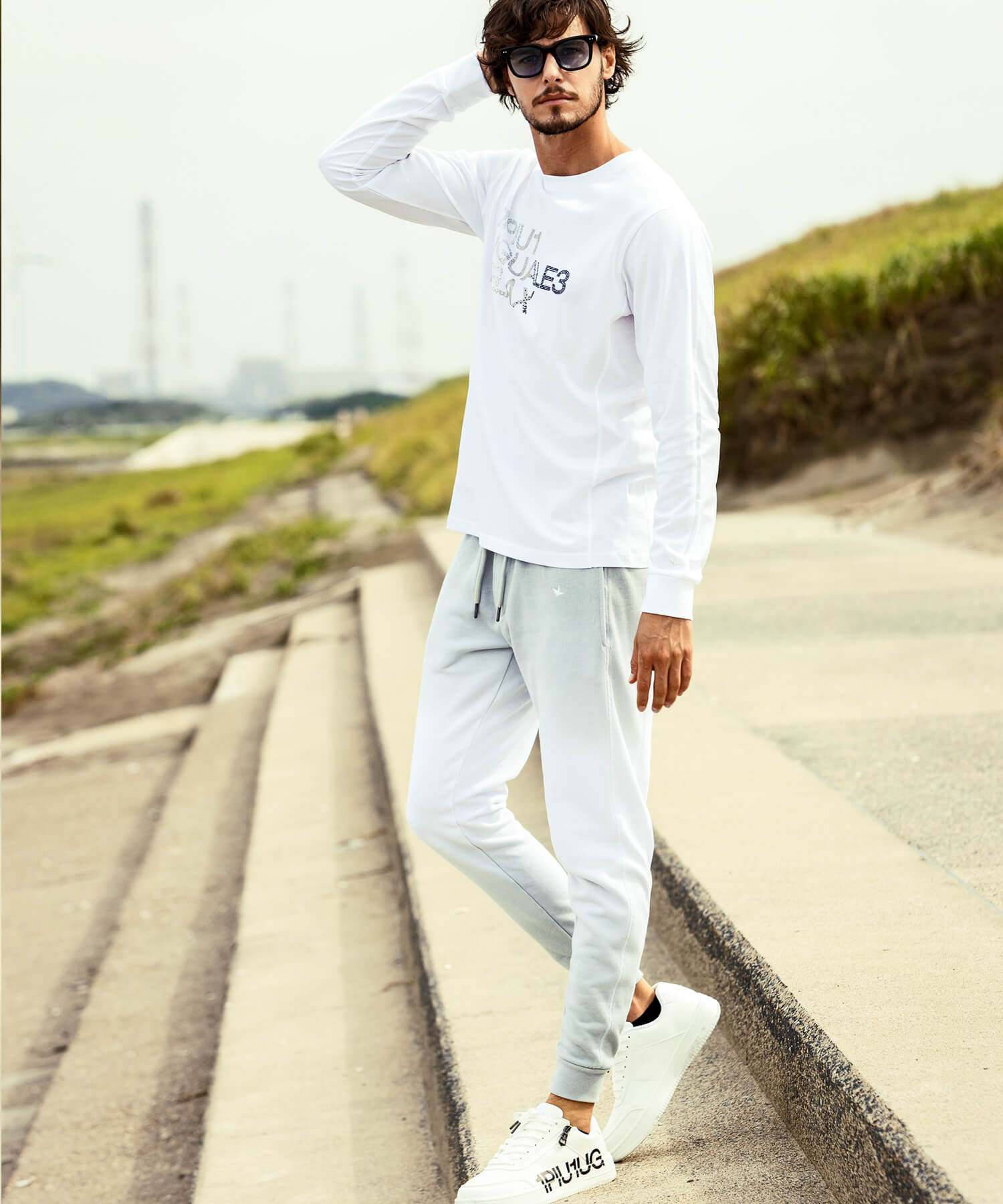 ウノピュウ　ホワイト　パンツ 1PIU1UGUALE3RELAX(ウノピゥウノウグァーレトレリラックス)グラデ