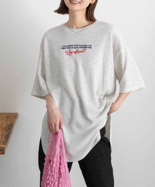 ad thie(アドティエ)/裾ラウンド・ワッフル 刺繍ロゴTシャツ/img01