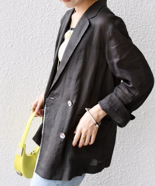 〈手洗い可能〉ラミー シアー ジャケット 商品説明―24SS―素材感とシルエットでおしゃれな着こなしが叶うジャケット■デザインテーラードのダブル W1679500724(12980円)