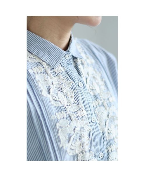Sawa a la mode(サワアラモード)/レディース 大人 上品 爽やかな白花刺繍のストライプシャツブラウス/img01