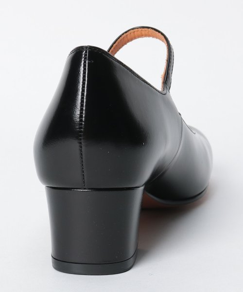 ラウンドスクエアトゥ甲ストラップパンプス 商品説明ラウンドスクエアトゥの美しいフォルムが印象的なストラップパンプス。クラシカルなムードのあるデザインがコーデを品よく盛り上げてくれるアイテムです。薄手のソックスと合わせてみるのも素 E1504309453(11495円)