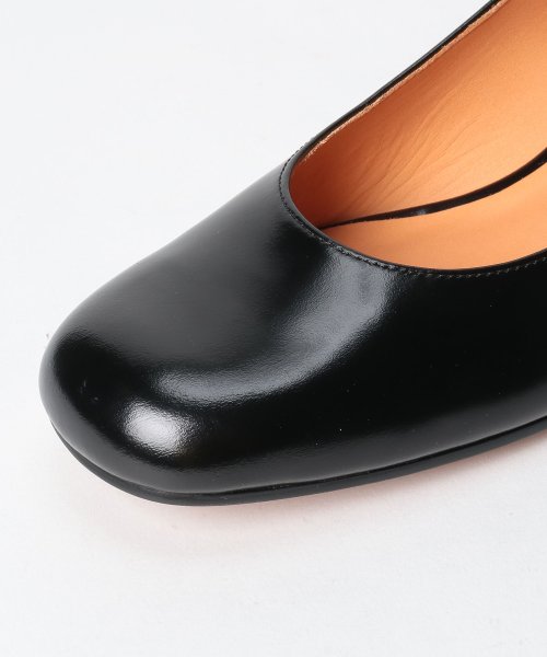ラウンドスクエアトゥ甲ストラップパンプス 商品説明ラウンドスクエアトゥの美しいフォルムが印象的なストラップパンプス。クラシカルなムードのあるデザインがコーデを品よく盛り上げてくれるアイテムです。薄手のソックスと合わせてみるのも素 E1504309453(11495円)