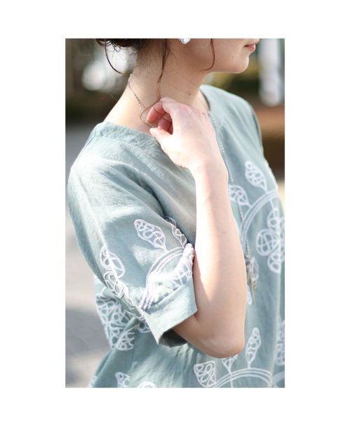 Sawa a la mode(サワアラモード)/レディース 大人 上品 蔦に流れる草花刺繍のシャツブラウス/img01