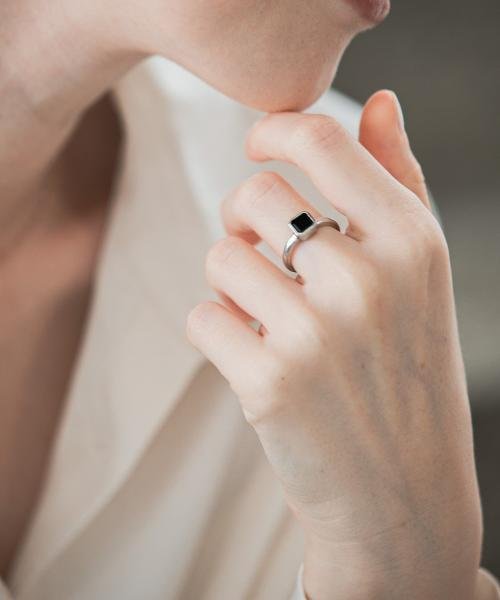 decor『デコール』　石のリング オニキス 商品説明ブラックオニキスの石言葉は「成功」「忍耐」「魔除け」など。お守りの様に身に付けて頂けます。スクエア Y1401109917(10725円)