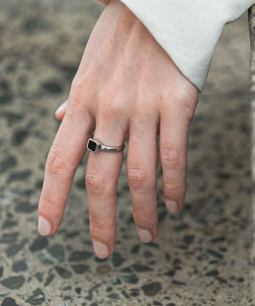 decor『デコール』　石のリング オニキス 商品説明ブラックオニキスの石言葉は「成功」「忍耐」「魔除け」など。お守りの様に身に付けて頂けます。スクエア Y1401109917(10725円)