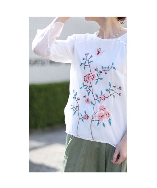 Sawa a la mode(サワアラモード)/レディース 大人 上品 シフォンに咲く花刺繍のシャツブラウス/img02