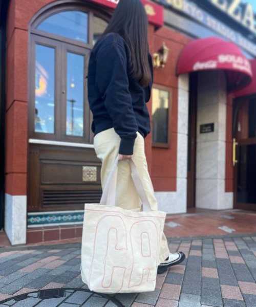 [カンペール] Ceferino トートバッグ 商品説明刺繍がポイントのオーガニックコットン製新作トート「CEFERINO(セフェリノ)」は、シューズコレクションにあるエンブロイダリー(刺繍)テクニックを取り入れたトートバッグです。本 J1399727016(10725円)