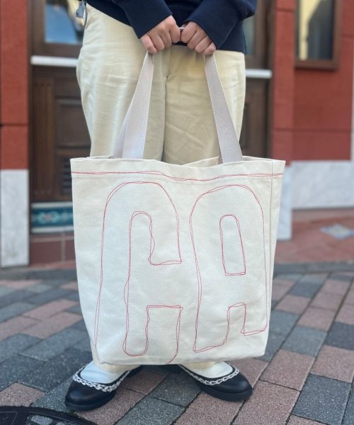 [カンペール] Ceferino トートバッグ 商品説明刺繍がポイントのオーガニックコットン製新作トート「CEFERINO(セフェリノ)」は、シューズコレクションにあるエンブロイダリー(刺繍)テクニックを取り入れたトートバッグです。本 J1399727016(10725円)