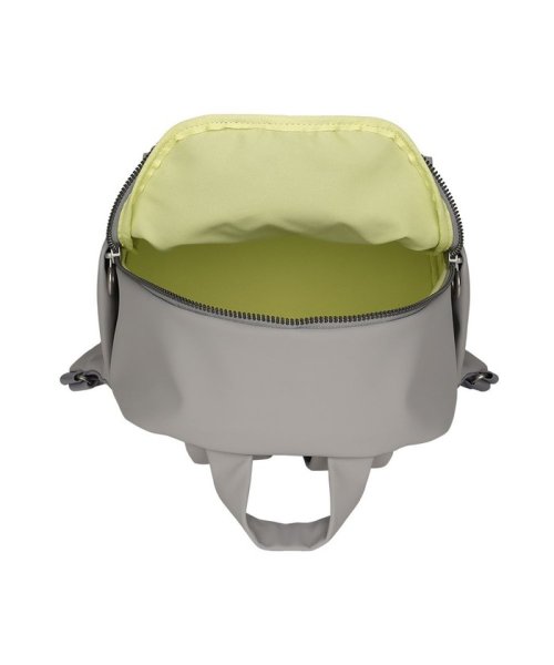 [カンペール] Letty リュック 商品説明コロンとしたフォルムの新作リュック「LETTY(レティ)」は、アクティブなシーンをスマートに、オンでもコーディネートがしやすいシリーズです。バッグ中央にはオリジナルで作ったシリコ K1444141785(11000円)