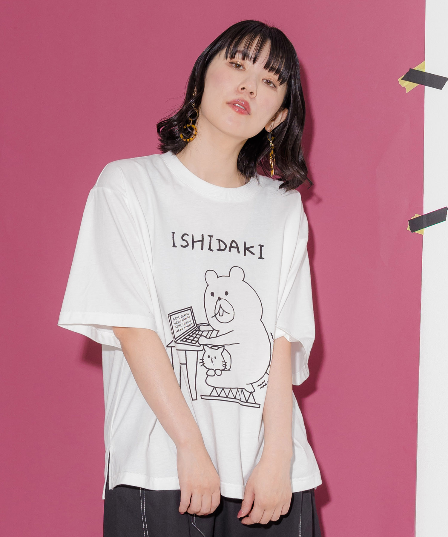 ネコの重みで石抱き クマ UVプリントTシャツ