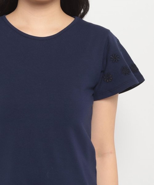 BENETTON (women)(ベネトン（レディース）)/花柄刺繍フレンチスリーブクルーネックTシャツ・カットソー/img15