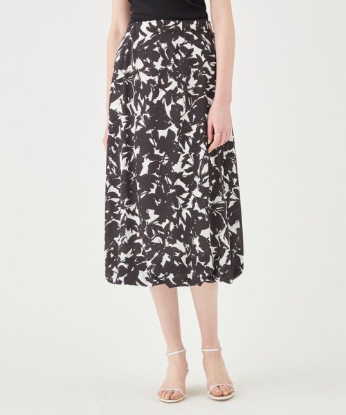 モノトーンフラワープリント セミバルーンスカート 