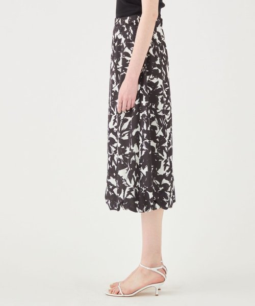 モノトーンフラワープリント セミバルーンスカート 