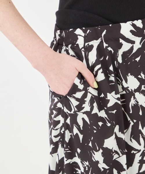モノトーンフラワープリント セミバルーンスカート 