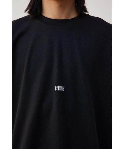 AZUL by moussy(アズールバイマウジー)/BITE MEバックグラフィックTシャツ/img18