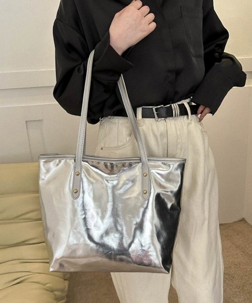 shopnikoniko(ショップにこにこ)/ メタリックシルバー トートバッグ【即納】メタリック メタル エナメル 銀 バッグ 鞄 かばん 大容量 大きめ 軽量 A4サイズ フェイクレザー 合皮 Y2K /img01