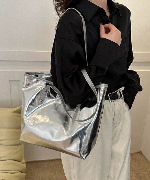 shopnikoniko(ショップにこにこ)/ メタリックシルバー トートバッグ【即納】メタリック メタル エナメル 銀 バッグ 鞄 かばん 大容量 大きめ 軽量 A4サイズ フェイクレザー 合皮 Y2K /img04