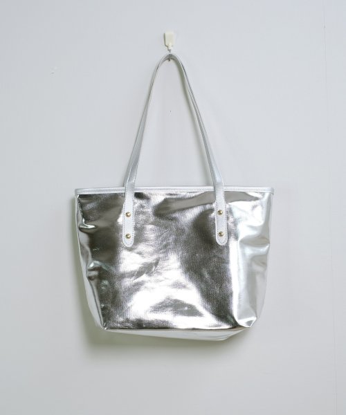 shopnikoniko(ショップにこにこ)/ メタリックシルバー トートバッグ【即納】メタリック メタル エナメル 銀 バッグ 鞄 かばん 大容量 大きめ 軽量 A4サイズ フェイクレザー 合皮 Y2K /img07