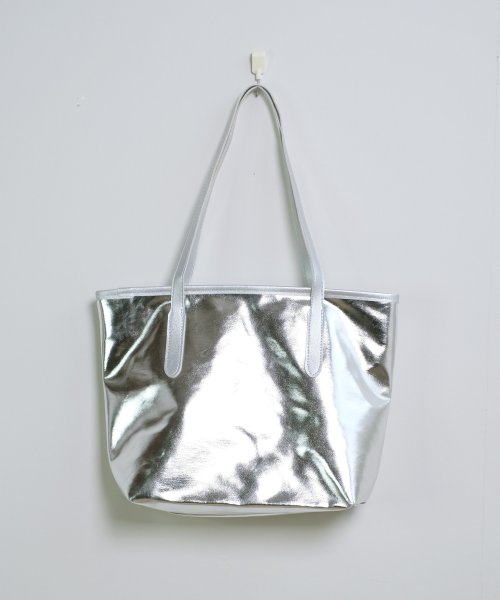 shopnikoniko(ショップにこにこ)/ メタリックシルバー トートバッグ【即納】メタリック メタル エナメル 銀 バッグ 鞄 かばん 大容量 大きめ 軽量 A4サイズ フェイクレザー 合皮 Y2K /img08