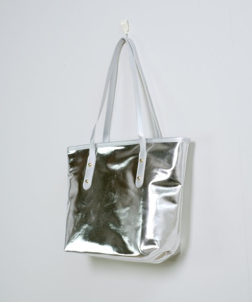 shopnikoniko(ショップにこにこ)/ メタリックシルバー トートバッグ【即納】メタリック メタル エナメル 銀 バッグ 鞄 かばん 大容量 大きめ 軽量 A4サイズ フェイクレザー 合皮 Y2K /img09