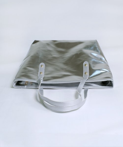 shopnikoniko(ショップにこにこ)/ メタリックシルバー トートバッグ【即納】メタリック メタル エナメル 銀 バッグ 鞄 かばん 大容量 大きめ 軽量 A4サイズ フェイクレザー 合皮 Y2K /img10