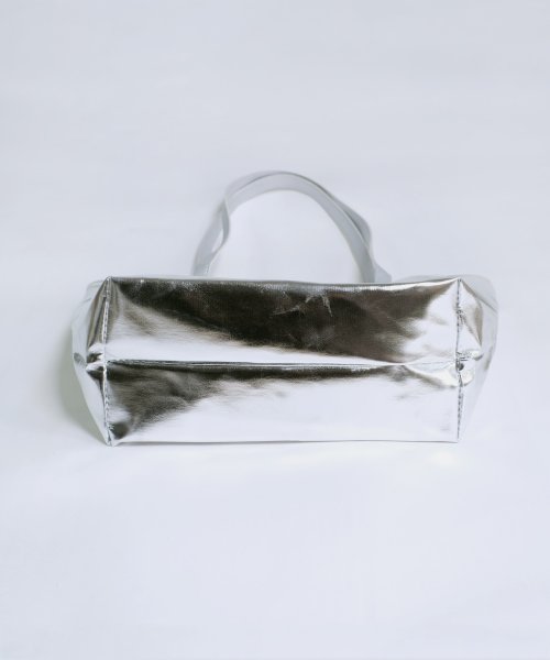 shopnikoniko(ショップにこにこ)/ メタリックシルバー トートバッグ【即納】メタリック メタル エナメル 銀 バッグ 鞄 かばん 大容量 大きめ 軽量 A4サイズ フェイクレザー 合皮 Y2K /img11