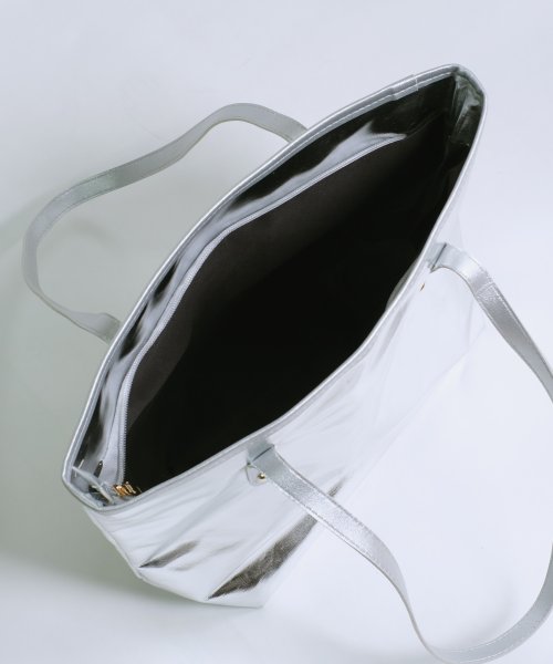 shopnikoniko(ショップにこにこ)/ メタリックシルバー トートバッグ【即納】メタリック メタル エナメル 銀 バッグ 鞄 かばん 大容量 大きめ 軽量 A4サイズ フェイクレザー 合皮 Y2K /img12