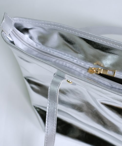 shopnikoniko(ショップにこにこ)/ メタリックシルバー トートバッグ【即納】メタリック メタル エナメル 銀 バッグ 鞄 かばん 大容量 大きめ 軽量 A4サイズ フェイクレザー 合皮 Y2K /img13