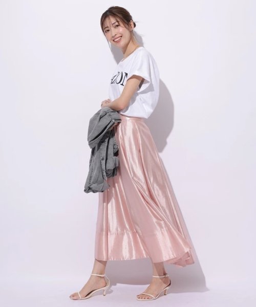 シャイニーフレアスカート 商品説明《店舗発売日》5/16(木）光沢感のある生地が華やかなムードを放つスカート。裾に向かってなだらかに P1563488323(12100円)