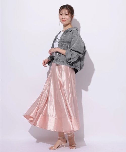 シャイニーフレアスカート 商品説明《店舗発売日》5/16(木）光沢感のある生地が華やかなムードを放つスカート。裾に向かってなだらかに P1563488323(12100円)