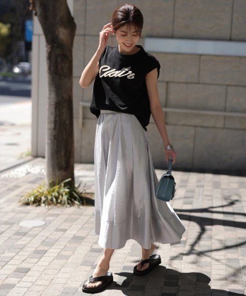 シャイニーフレアスカート 商品説明《店舗発売日》5/16(木）光沢感のある生地が華やかなムードを放つスカート。裾に向かってなだらかに P1563488323(12100円)