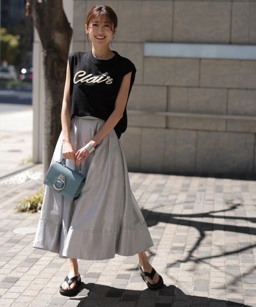 シャイニーフレアスカート 商品説明《店舗発売日》5/16(木）光沢感のある生地が華やかなムードを放つスカート。裾に向かってなだらかに P1563488323(12100円)