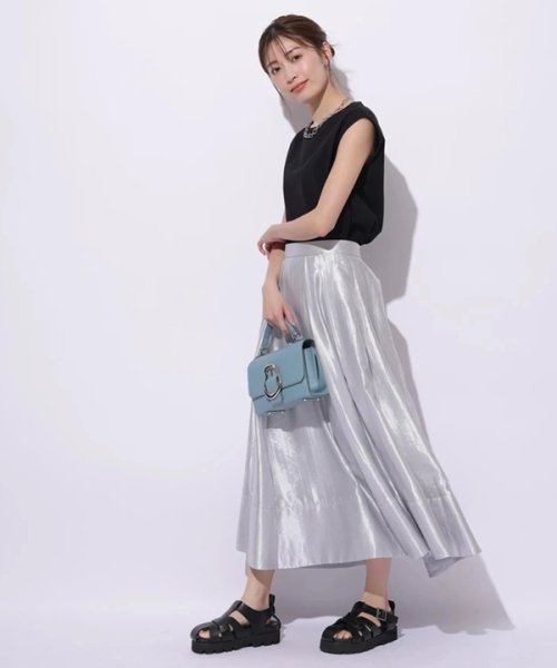 シャイニーフレアスカート 商品説明《店舗発売日》5/16(木）光沢感のある生地が華やかなムードを放つスカート。裾に向かってなだらかに P1563488323(12100円)