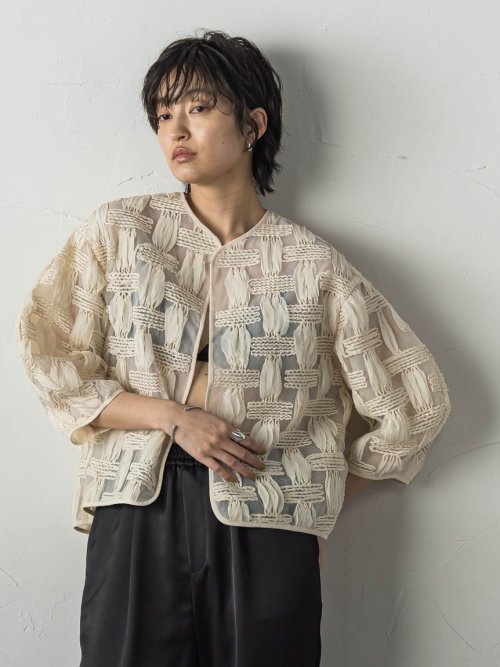 オーガンジークラフトチェックジャケット 商品説明魅了される、エアリーでセンシュアルなクラフト感。構築的な袖フォルムとパイピングデザインで仕上げた、格子柄のオーガンジージャケット。立体的なボリューム袖 JS1450032233(11000円)