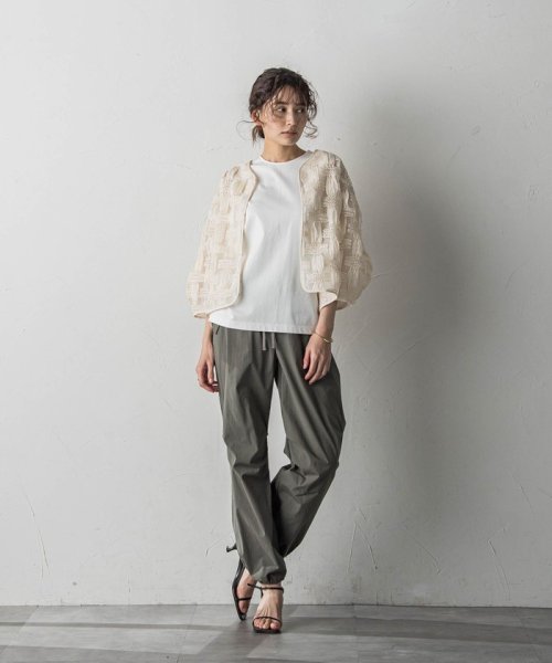 オーガンジークラフトチェックジャケット 商品説明魅了される、エアリーでセンシュアルなクラフト感。構築的な袖フォルムとパイピングデザインで仕上げた、格子柄のオーガンジージャケット。立体的なボリューム袖 JS1450032233(11000円)