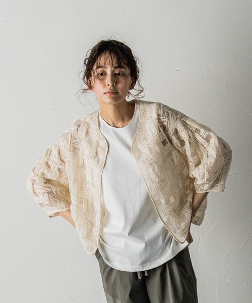 オーガンジークラフトチェックジャケット 商品説明魅了される、エアリーでセンシュアルなクラフト感。構築的な袖フォルムとパイピングデザインで仕上げた、格子柄のオーガンジージャケット。立体的なボリューム袖 JS1450032233(11000円)