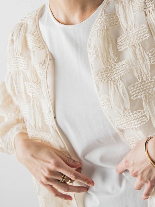 オーガンジークラフトチェックジャケット 商品説明魅了される、エアリーでセンシュアルなクラフト感。構築的な袖フォルムとパイピングデザインで仕上げた、格子柄のオーガンジージャケット。立体的なボリューム袖 JS1450032233(11000円)