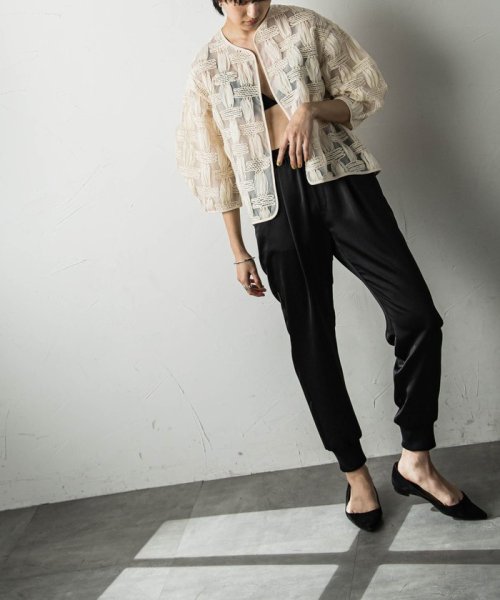 オーガンジークラフトチェックジャケット 商品説明魅了される、エアリーでセンシュアルなクラフト感。構築的な袖フォルムとパイピングデザインで仕上げた、格子柄のオーガンジージャケット。立体的なボリューム袖 JS1450032233(11000円)