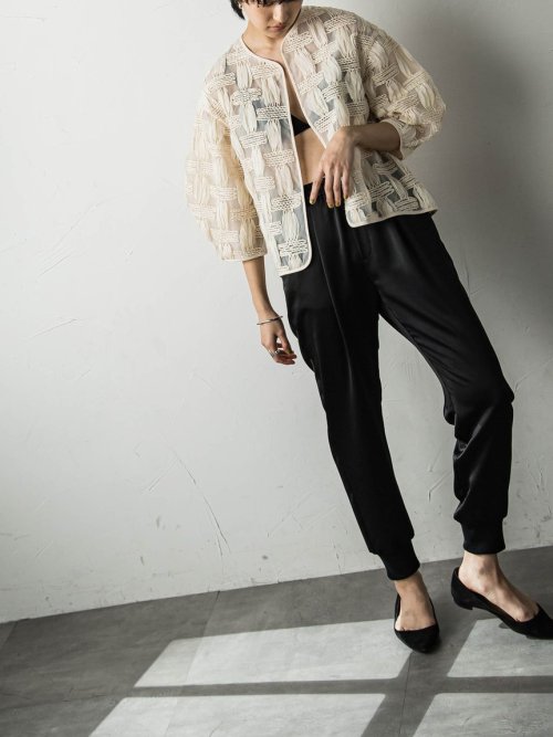 オーガンジークラフトチェックジャケット 商品説明魅了される、エアリーでセンシュアルなクラフト感。構築的な袖フォルムとパイピングデザインで仕上げた、格子柄のオーガンジージャケット。立体的なボリューム袖 JS1450032233(11000円)