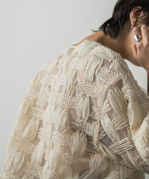 オーガンジークラフトチェックジャケット 商品説明魅了される、エアリーでセンシュアルなクラフト感。構築的な袖フォルムとパイピングデザインで仕上げた、格子柄のオーガンジージャケット。立体的なボリューム袖 JS1450032233(11000円)