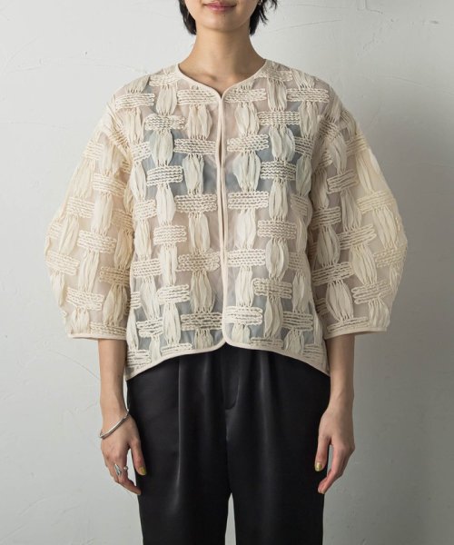 オーガンジークラフトチェックジャケット 商品説明魅了される、エアリーでセンシュアルなクラフト感。構築的な袖フォルムとパイピングデザインで仕上げた、格子柄のオーガンジージャケット。立体的なボリューム袖 JS1450032233(11000円)