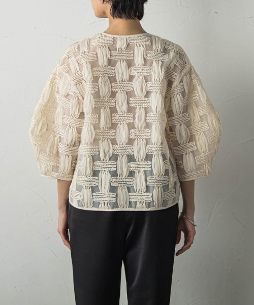 オーガンジークラフトチェックジャケット 商品説明魅了される、エアリーでセンシュアルなクラフト感。構築的な袖フォルムとパイピングデザインで仕上げた、格子柄のオーガンジージャケット。立体的なボリューム袖 JS1450032233(11000円)