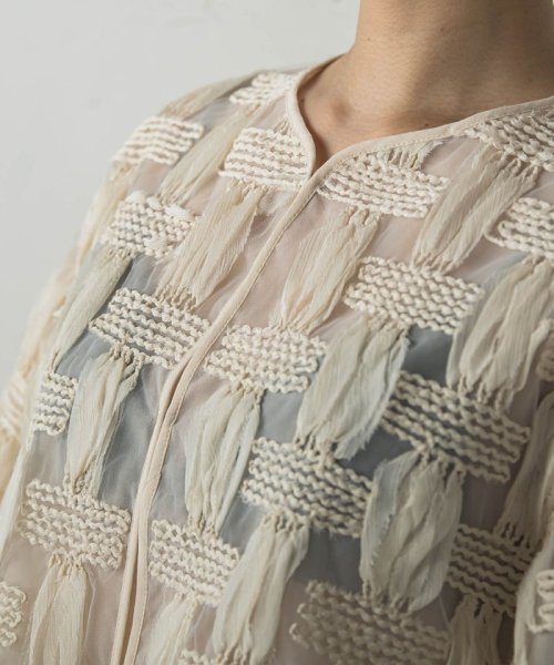 オーガンジークラフトチェックジャケット 商品説明魅了される、エアリーでセンシュアルなクラフト感。構築的な袖フォルムとパイピングデザインで仕上げた、格子柄のオーガンジージャケット。立体的なボリューム袖 JS1450032233(11000円)