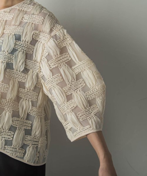 オーガンジークラフトチェックジャケット 商品説明魅了される、エアリーでセンシュアルなクラフト感。構築的な袖フォルムとパイピングデザインで仕上げた、格子柄のオーガンジージャケット。立体的なボリューム袖 JS1450032233(11000円)