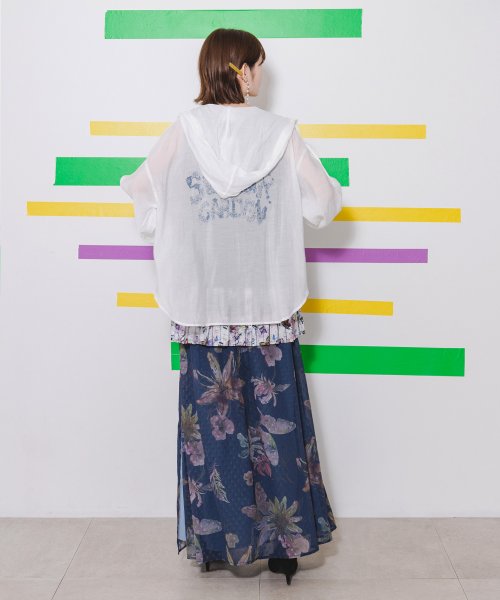 ScoLar(スカラー)/花×ネコロゴプリント シアーフードシャツ/img03