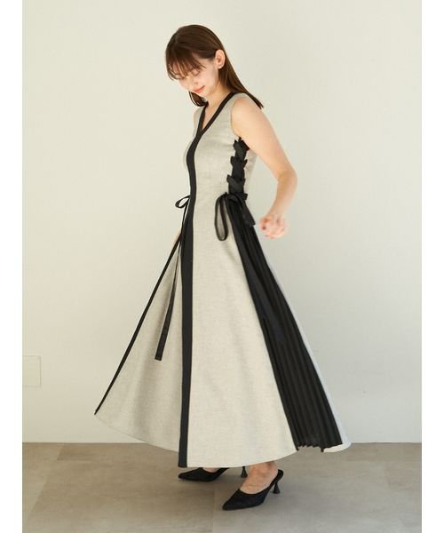 【WEB限定サイズあり】サイドプリーツバイカラーワンピース ラインはブラック
