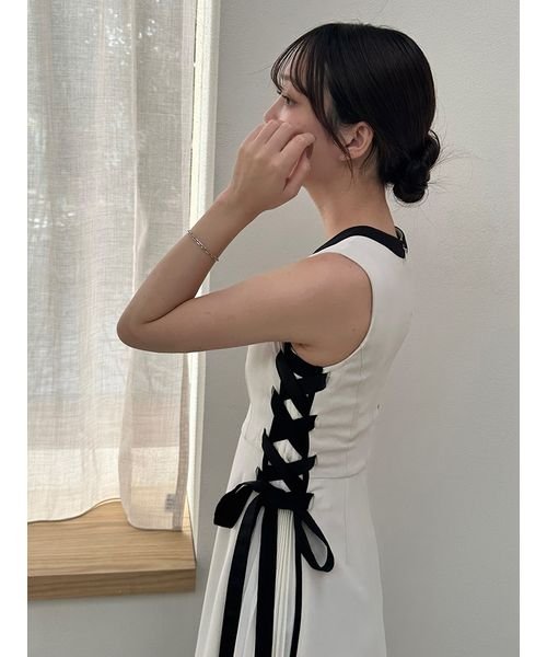 【WEB限定サイズあり】サイドプリーツバイカラーワンピース ラインはブラック