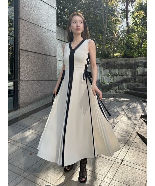 【WEB限定サイズあり】サイドプリーツバイカラーワンピース ラインはブラック